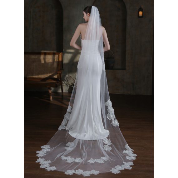 One-tier Lace Applique Edge Cathedral Bridal Veils With Lace