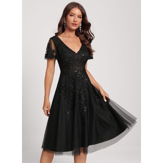 A-Line V-neck Knee-Length Tulle Lace Cocktail Dress With Sequins